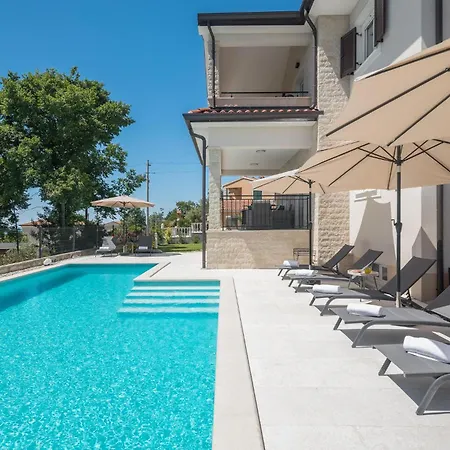 Gorgeous In Rojci With Kitchen Holiday home *