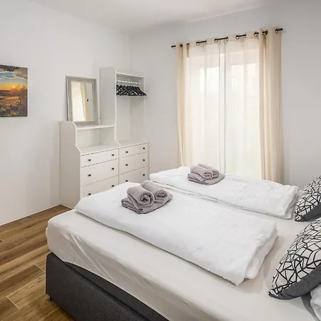 Vakantiehuis Gorgeous In Rojci With Kitchen *