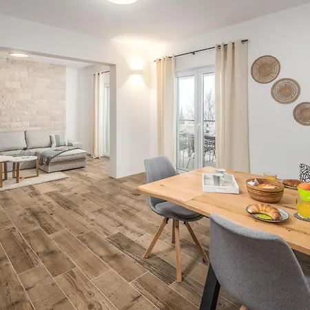 Holiday home Gorgeous In Rojci With Kitchen Kastelir