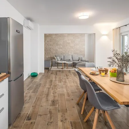 Gorgeous In Rojci With Kitchen Kaštelir