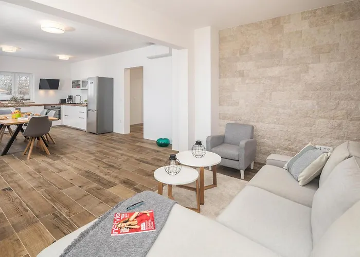 Gorgeous In Rojci With Kitchen 펜션 Rajki