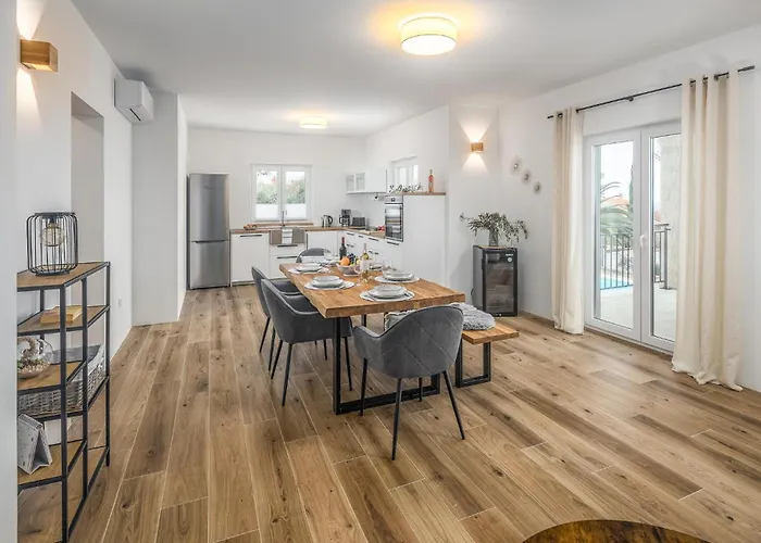 Gorgeous In Rojci With Kitchen 펜션 Rajki